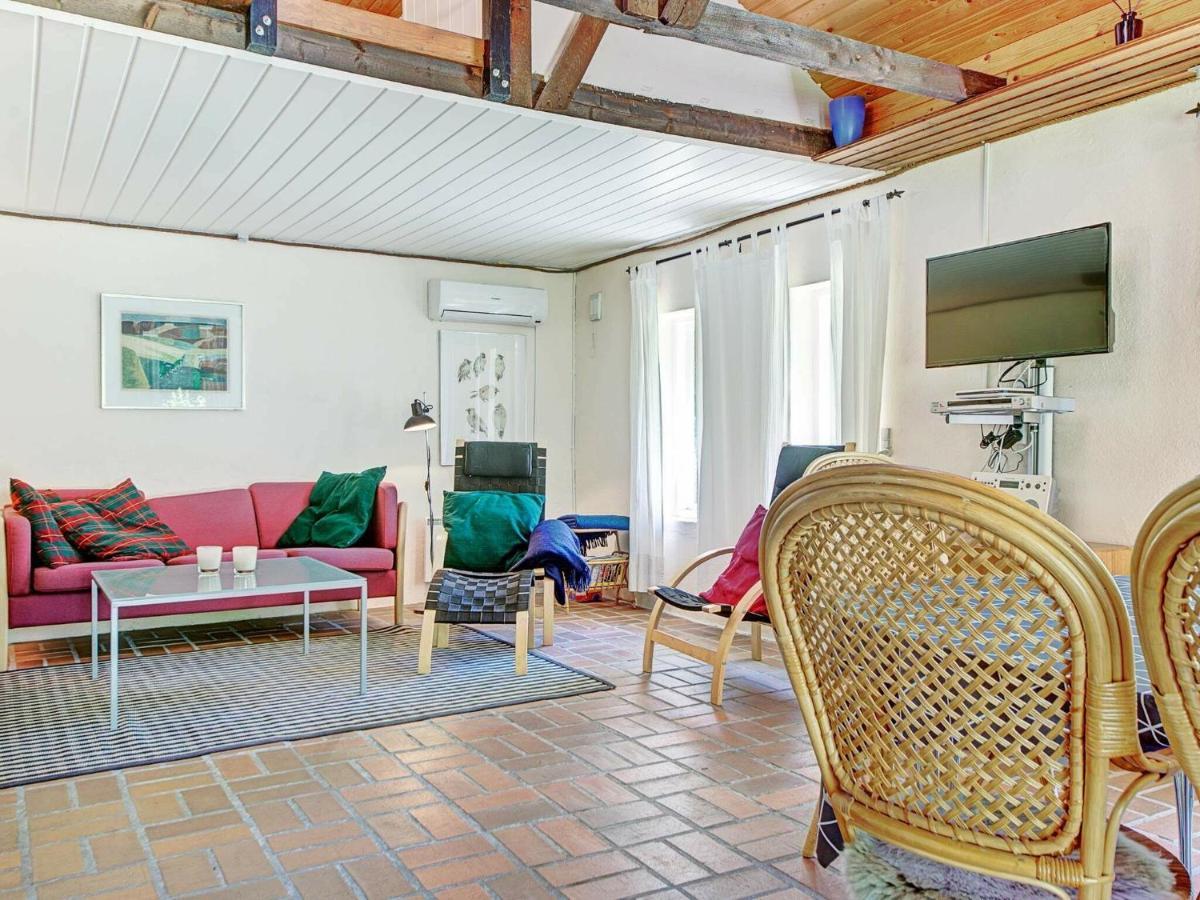 6 Person Holiday Home In Aakirkeby Номер фото