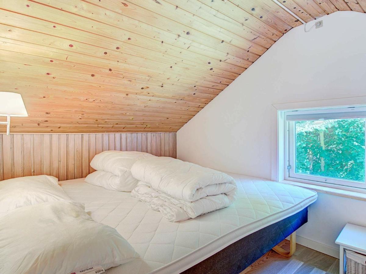 6 Person Holiday Home In Aakirkeby Номер фото